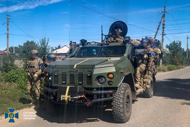 Forças ucranianas patrulham em Kupiansk