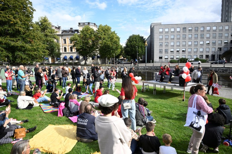 Sol Parti lideri Nooshi Dadgostar, İsveç'in Vasteras kentinde kampanya yürütürken insanlara sesleniyor