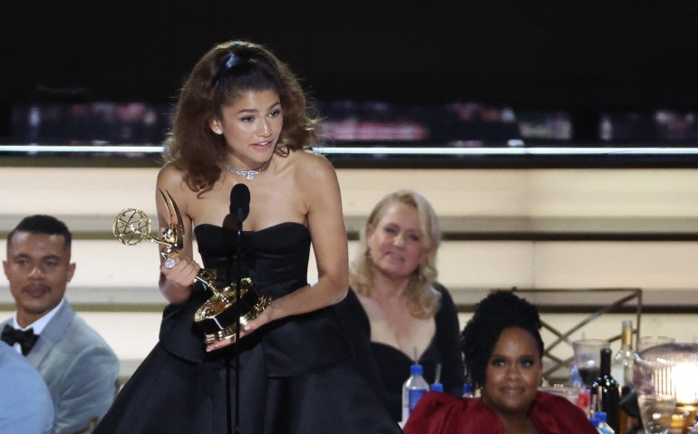 Zendaya, siyah bir elbise içinde, bir dramada en iyi kadın oyuncu dalında Emmy'yi kabul etti. 