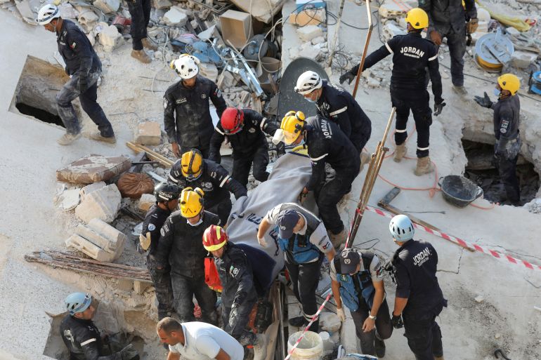 Rescuers transport a casualty at the site of a collapsed building in Amman, Jordan September 14, 2022. REUTERS/Alaa Al Sukhni