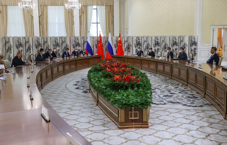 Rusya Devlet Başkanı Vladimir Putin, 15 Eylül 2022'de Özbekistan'ın Semerkant kentinde düzenlenen Şanghay İşbirliği Örgütü (SCO) zirvesinde Çin Devlet Başkanı Xi Jinping'in karşısında oturuyor. [Sputnik/Alexandr Demyanchuk/Pool via Reuters]