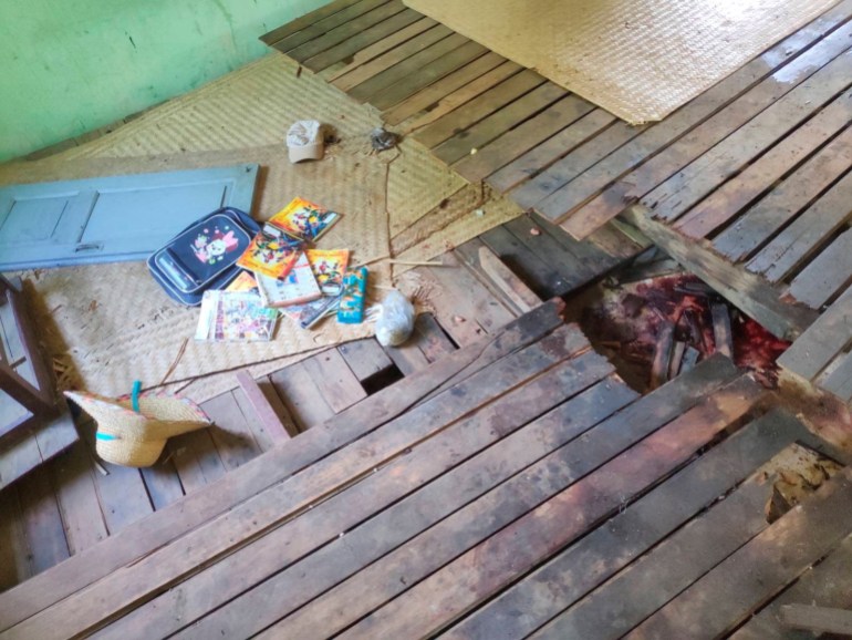 Cărți de școală pentru copii împrăștiate pe podeaua pătată de sânge la o școală din regiunea Sagaing din Myanmar, care a fost atacată de elicopterele armatei.