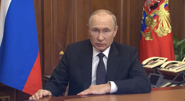 블라디미르 푸틴 러시아 대통령이 모스크바에서 우크라이나와의 군사적 갈등을 추모하는 연설을 하고 있다.