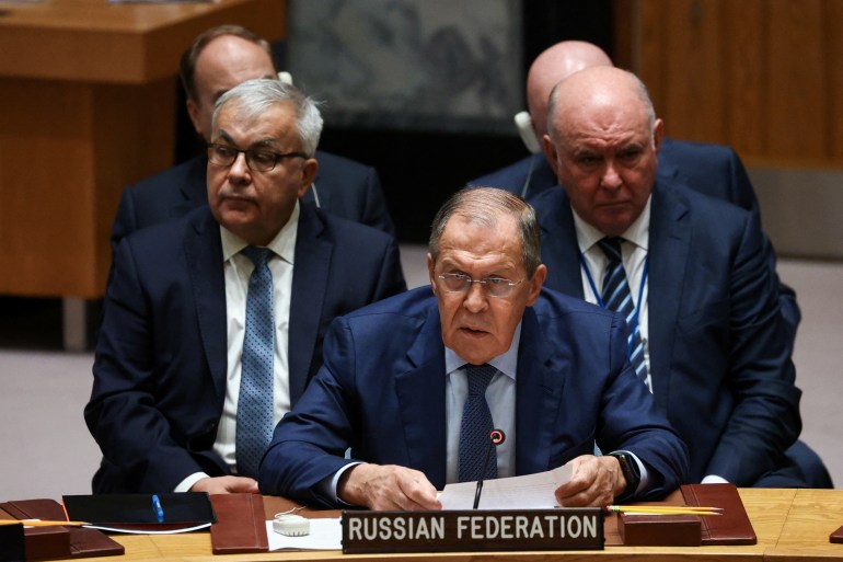 Sergei Lavrov는 나머지 러시아 대표단과 함께 안전보장이사회 테이블에 앉아 있습니다.