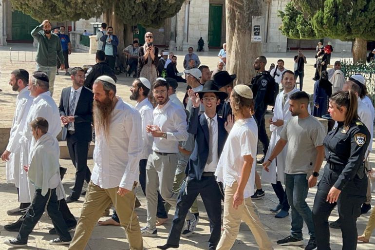 Jewish ultranationalists enter the Al-Aqsa Mosque compound under the protection of Israeli soldiers