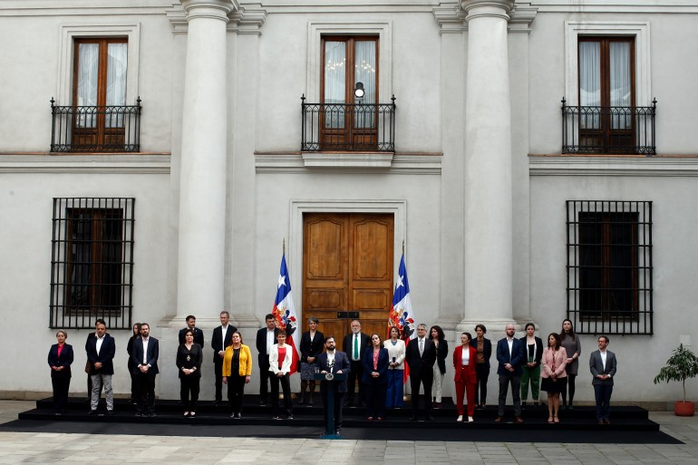 Noul cabinet este prezentat de Gabriel Boric în fața palatului prezidențial din Santiago, Chile.
