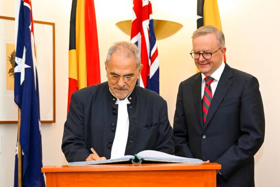 East Timorese President Jose Ramos-Horta, left, signs the visitors book as Australian Prime Minister Anthony Albanese watches in Canberra, Australia, on Wednesday, September 7, 2022 [Lukas Coch/AAP/ via AP]