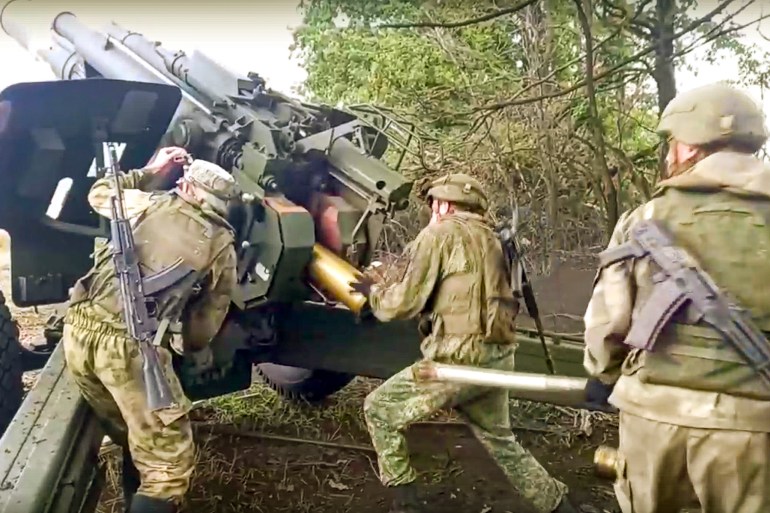 Russian soldiers prepare to fire from Msta-B 152.4 mm howitzer