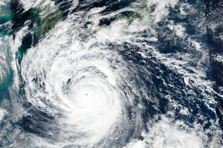 تصویر ماهواره‌ای ناسا که در روز شنبه، 17 سپتامبر 2022 منتشر شد، طوفان Nanmadol را در حال نزدیک شدن به جنوب غربی ژاپن نشان می‌دهد.