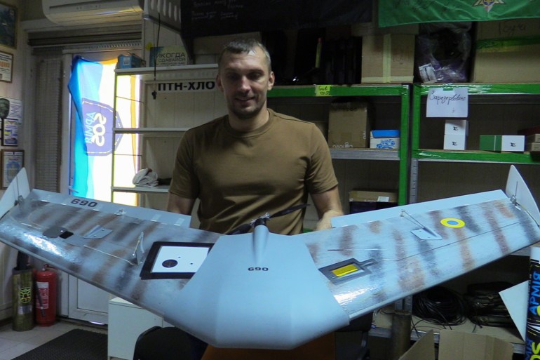 Oleksiy Savchenko, Ordu SOS STK'sının ürettiği bir drone tutuyor