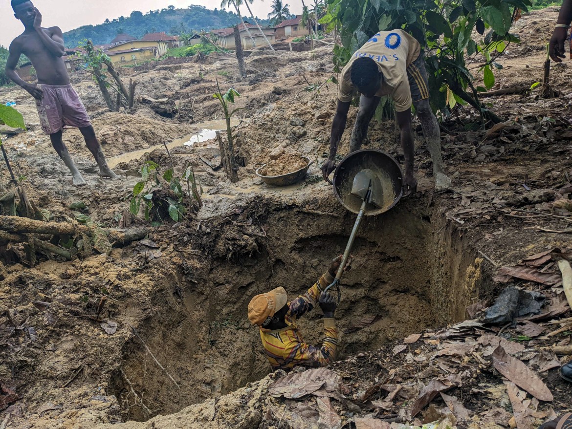 Artisanal miners work at a site in Osun state [Eromo Egbejule/Al Jazeera]