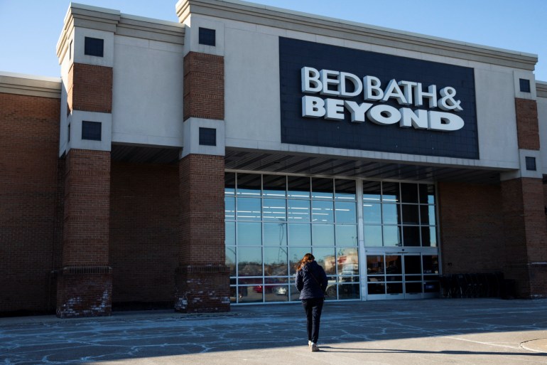 Un client entre dans un magasin Bed Bath & Beyond à Novi, Michigan, États-Unis