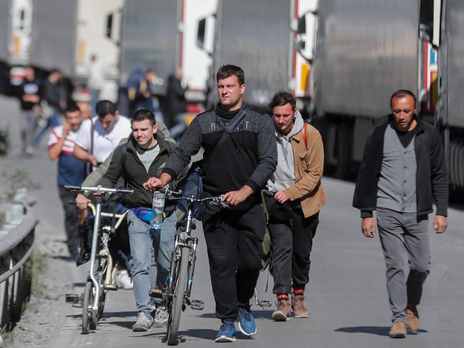 photos-russians-flee-to-neighbouring-countries-amid-mobilisation