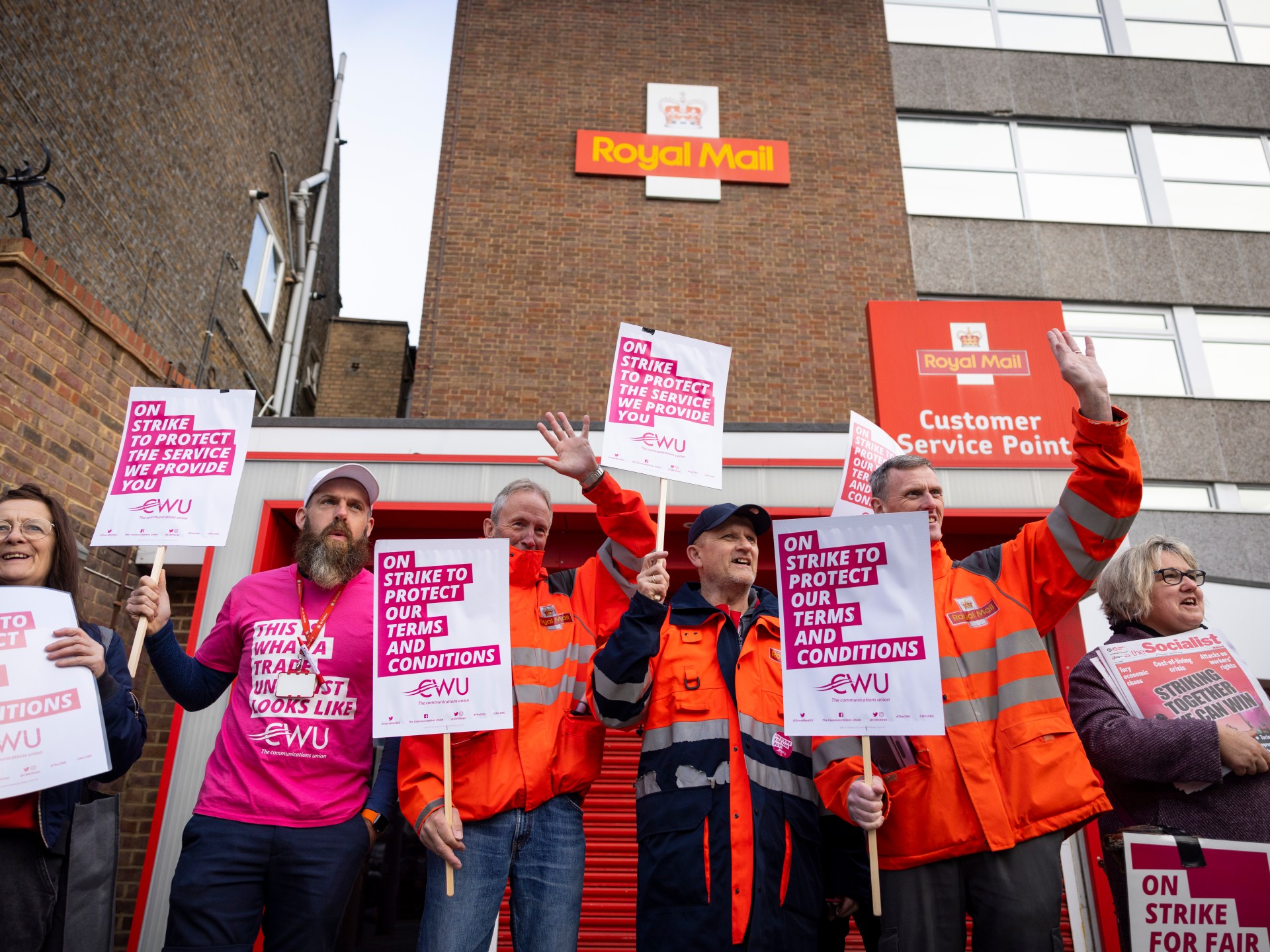 Thousands of UK’s Royal Mail workers launch 48-hour strike
