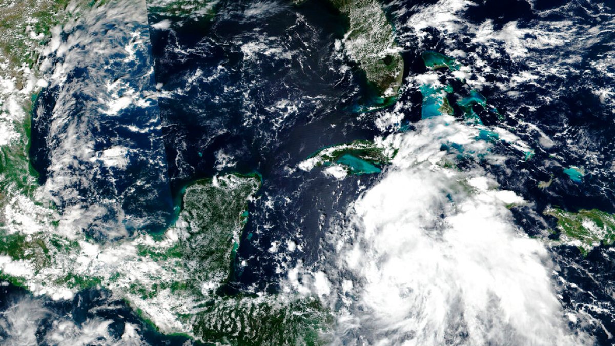 Hurricane Ian strengthens as Cuba and Florida brace for impact