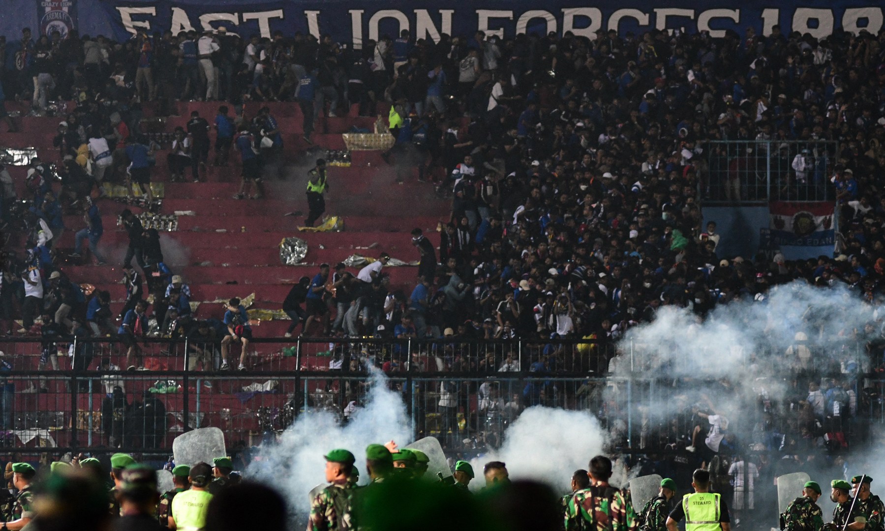 Terinjak-injak maut sepak bola di Indonesia akibat gas air mata: Menteri |  Berita