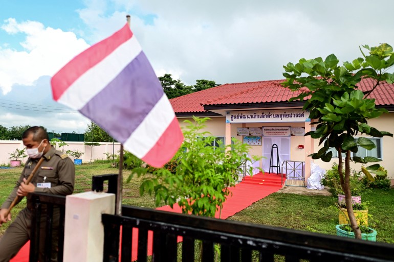 A red carpet, seen ahead of the arrival of Thailand's King Maha Vajiralongkorn, is laid out toward the nursery, where a former police officer killed at least 37 people in a mass shooting, in Thailand's northeastern Nong Bua Lam Phu province on October 7, 2022. - Weeping, grief-stricken families gathered on October 7 outside a Thai nursery where an ex-policeman murdered nearly two dozen young children in one of Thailand's worst mass killings. (Photo by Manan VATSYAYANA / AFP)