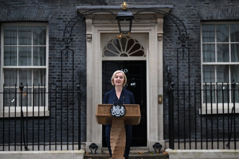 Britain's Prime Minister Liz Truss delivers a speech outside of 10 Downing Street in central London on October 20, 2022 to announce her resignation. - British Prime Minister Liz Truss announced her resignation on after just six weeks in office that looked like a descent into hell, triggering a new internal election within the Conservative Party. (Photo by Daniel LEAL / AFP)