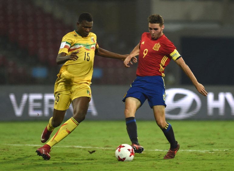 Abel Ruiz of Spain (R) and Abdoulaye Diaby of Mali vie for the ball during the second semi final football match between Mali and Spain in the FIFA U-17 World Cup at the D.Y.Patil stadium in Navi Mumbai on October 25, 2017.