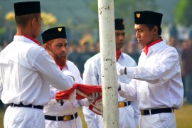 Indonesia said Umar Patek (second left) had &#34;shown changes&#34; and pledged allegiance to the Indonesian state [File: Umarul Faruq/Antara Foto via Reuters]