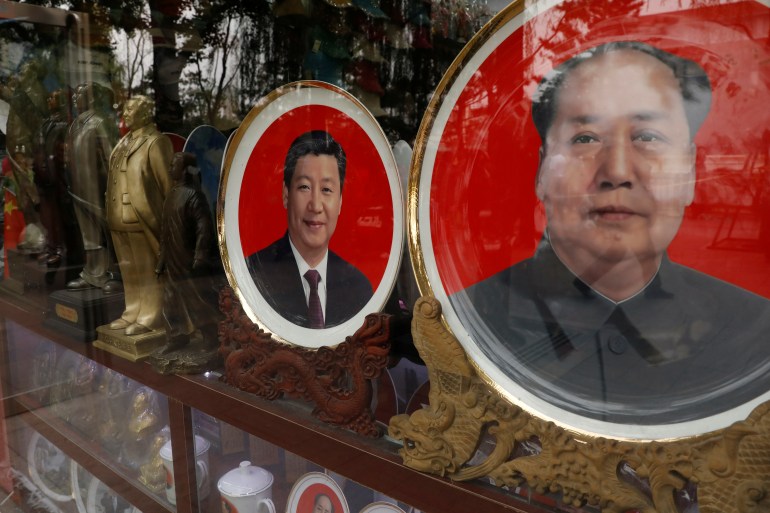 Souvenirteller mit Bildern von Chinas Mao Zedong (rechts) und dem chinesischen Präsidenten Xi Jinping (links) in Peking, China im Jahr 2017 [Tyrone Siu/Reuters]