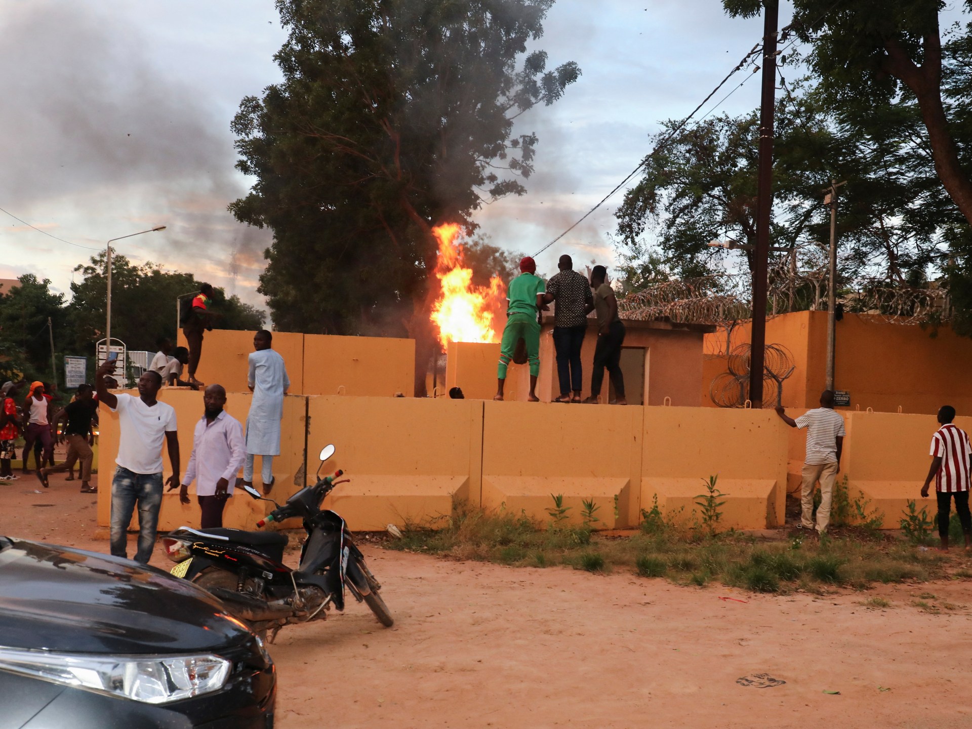 Burkina Faso: Tear gas fired at protesters outside French embassy
