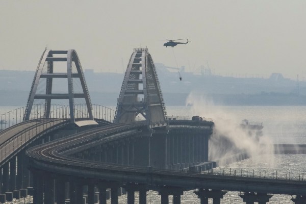Русия нанася удари срещу Украйна; Киев се прицели в Кримския мост