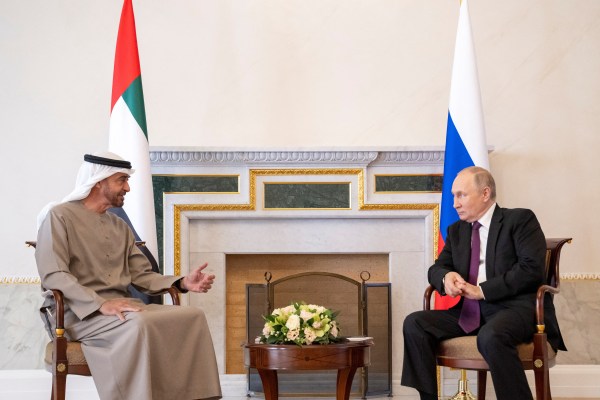 ОАЕ казват, че не пренебрегват съюзническите санкции, докато икономиката им се затопля към Русия