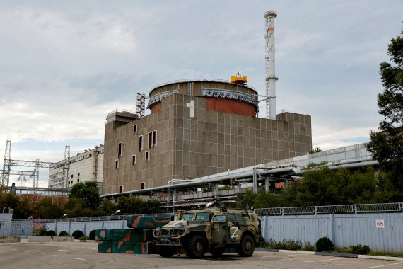 러시아의 전지형 장갑차가 Zaporizhzhia 원자력 발전소 밖에 주차되어 있는 것이 보입니다.