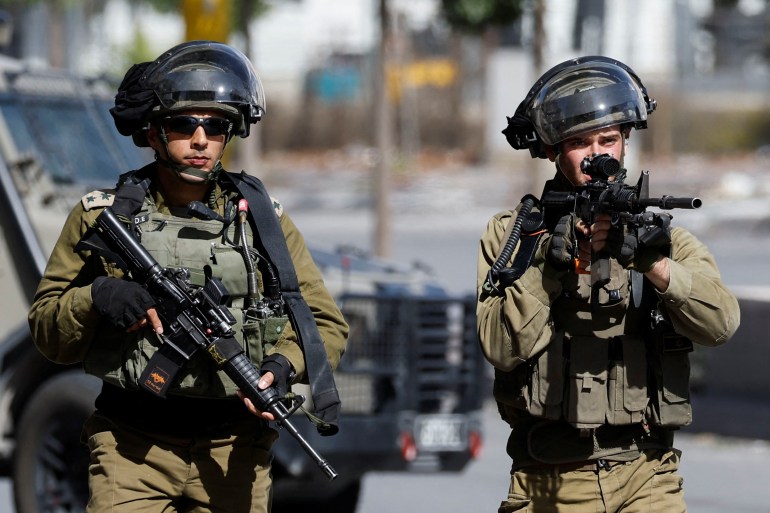 Dua tentara Israel dengan senjata