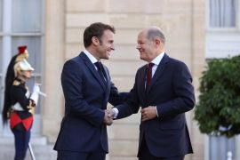 Scholz and Macron shake hands