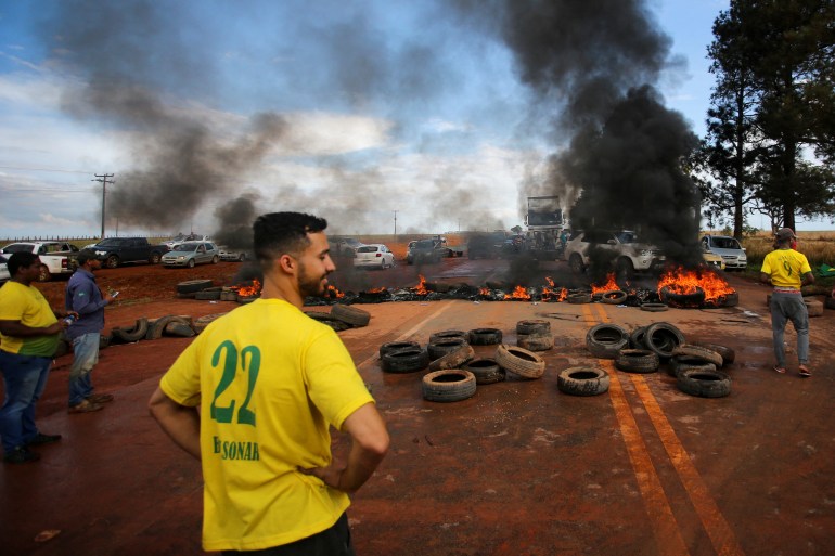 Apoiadores de Bolsonaro bloqueiam estradas