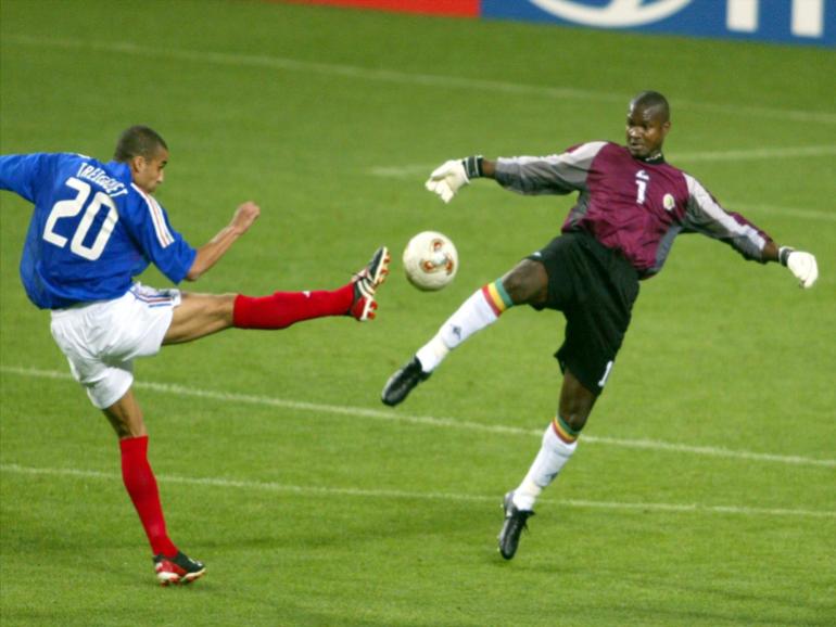David Trezeguet , 2002 Fransa Ulusal Dünya Kupası Futbolcusu olarak Senegal'den Tony Sylva'ya karşı topa gidiyor