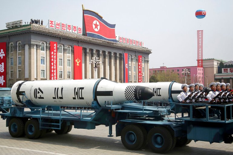 Um míssil balístico lançado de submarino é exibido na Praça Kim Il Sung durante um desfile militar em Pyongyang, Coreia do Norte, em 2017 [File: Wong Maye-E/AP]