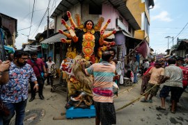 Labourers pull a clay idol of Hindu goddess Durga to load on a truck ahead of the Durga Puja festival at Kumortuli, the potters&#39; place, in Kolkata, India. [Bikas Das/AP Photo]