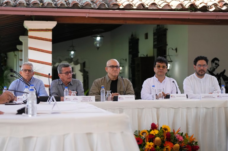 Miembros del Ejército de Liberación Nacional de Colombia con una delegación del gobierno colombiano en conversaciones para reactivar una iniciativa de paz.
