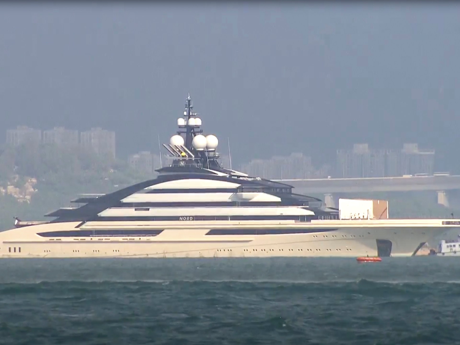 megayacht-tied-to-sanctioned-russian-tycoon-anchors-in-hong-kong