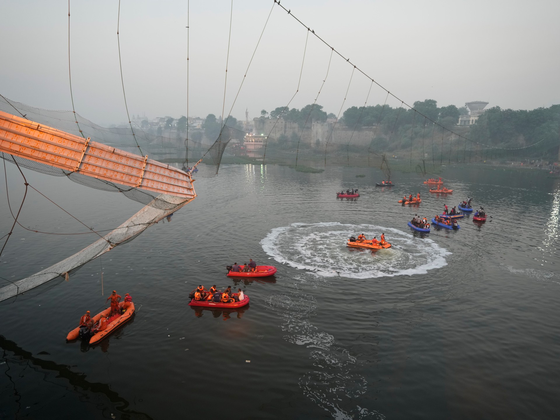 印度古吉拉特邦桥梁倒塌死亡人数升至132人消息