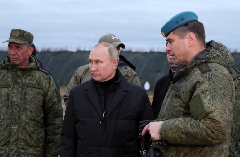 Russian President Vladimir Putin listens to Deputy Commander of the Airborne Troops Anatoly Kontsevoy at a training centre of the Western Military District for mobilised reservists, in Ryazan Region, Russia October 20, 2022. Sputnik/Mikhail Klimentyev/Kremlin via REUTERS ATTENTION EDITORS - THIS IMAGE WAS PROVIDED BY A THIRD PARTY.