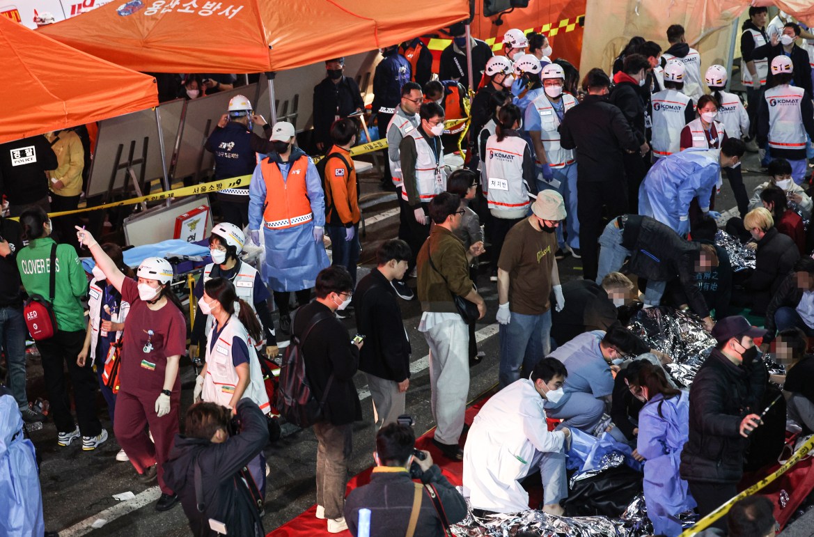 epa10273601 Injured people are being attended to on a street in Seoul's Itaewon district, after about 50 people fell into cardiac arrest from a stampede during Halloween celebrations in Seoul, South Korea, 29 October 2022. EPA-EFE/YONHAP SOUTH KOREA OUT