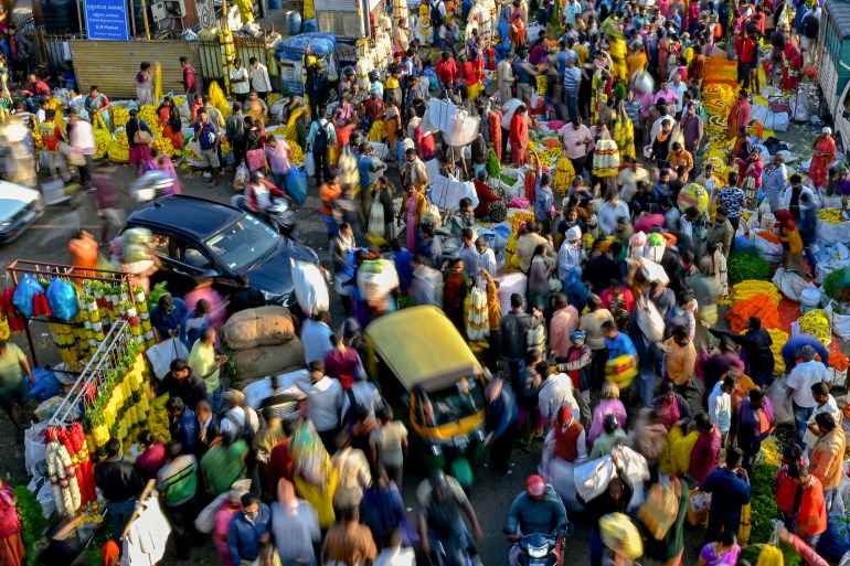 Bangalore'da bir pazarda yürüyen insanlar