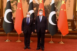 This handout picture released by the Pakistan Prime Minister Office on November 2, 2022, shows Pakistan Prime Minister Shahbaz Sharif (L) pose for a photograph along with China's President Xi Jinping