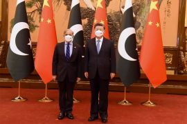 This handout picture released by the Pakistan Prime Minister Office on November 2, 2022, shows Pakistan Prime Minister Shahbaz Sharif (L) pose for a photograph along with China's President Xi Jinping