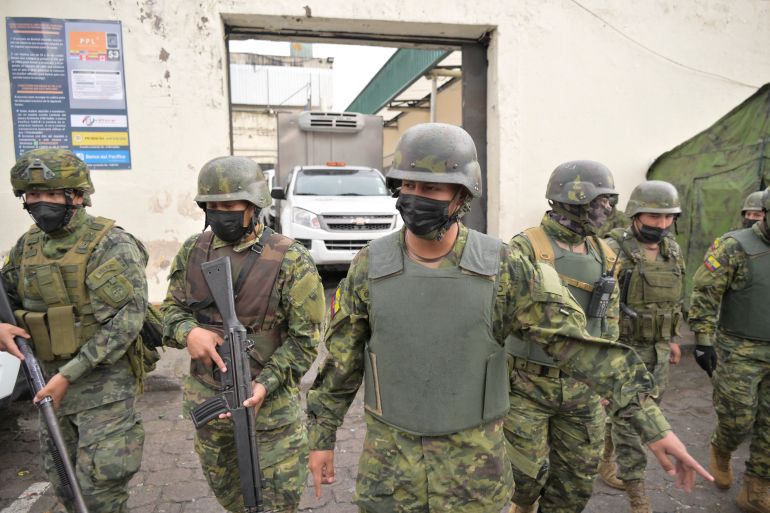 Soldiers stand guard outside the Pichincha 1 prison in Quito, on November 18, 2022. - The Ecuadorian Prosecutor's Office confirmed the death of at least nine inmates at the prison in the north of Quito. (Photo by Rodrigo BUENDIA / AFP)