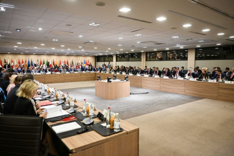 De ministers van Buitenlandse Zaken wonen een plenaire zitting bij in het kader van de derde ministeriële conferentie ter ondersteuning van het Platform voor Moldavië op de "Ministerieel Conferentiecentrum" (ministerieel conferentiecentrum) in Parijs