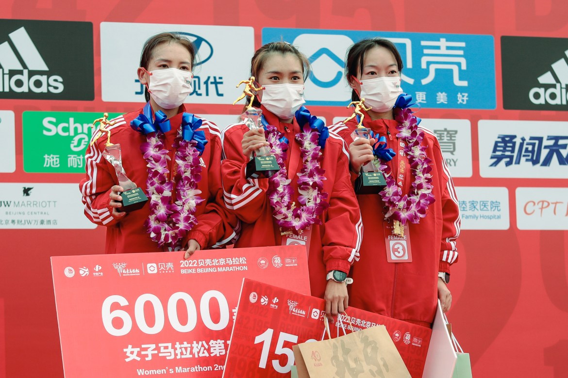First place winner Xia Yuyu (C) poses on the podium with Li Yingmei (L) and Wang Min.