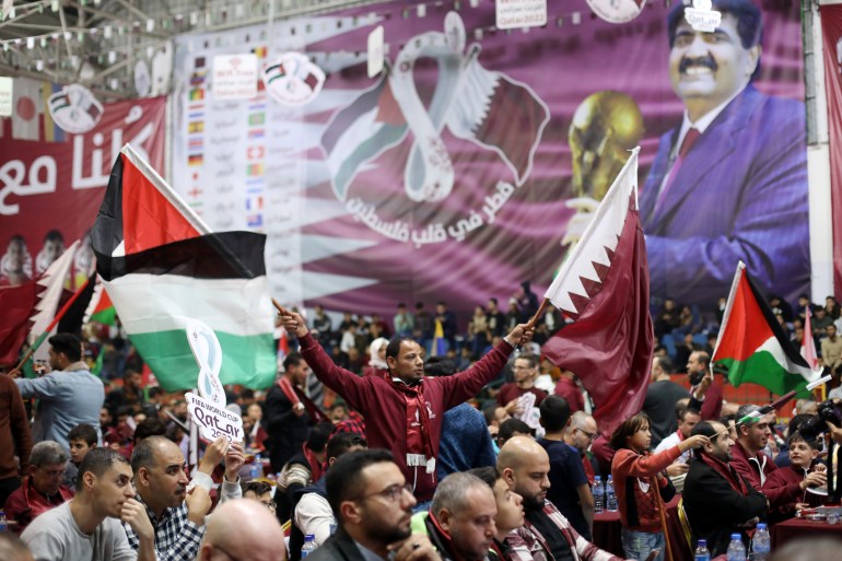 Les supporters de la ville de Gaza regardent le match d'ouverture de la Coupe du Monde de la FIFA