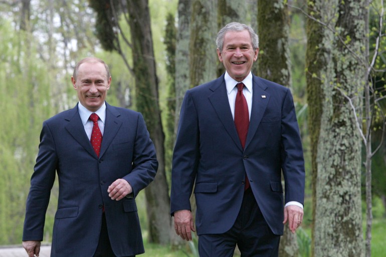 U.S. President George W. Bush (R) and Russia's President Vladimir Putin walk together at Putin's Black Sea summer retreat, Bocharov Ruchey, in Sochi April 6, 2008. Bush and Putin began a final effort on Sunday to try to mend frayed relations face-to-face but with little hope of resolving the biggest dispute that divides them. REUTERS/Ria Novosti/KREMLIN/Vladimir Rodionov (RUSSIA)