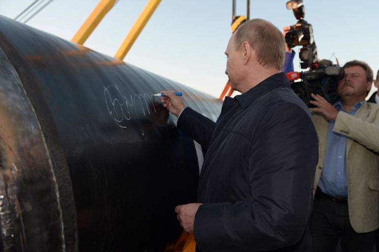 Russia's President Vladimir Putin signs on the first segment of pipeline during a ceremony marking the start of construction of "Power of Siberia" pipeline at the village of Us Khatyn, September 1, 2014. President Vladimir Putin on Monday oversaw the start of construction on a giant pipeline that is due to ship $400 billion worth of Russian gas to China in the three decades after flows begin in 2019. REUTERS/Alexei Nikolsky/RIA Novosti/Kremlin (RUSSIA - Tags: BUSINESS POLITICS ENERGY TPX IMAGES OF THE DAY) THIS IMAGE HAS BEEN SUPPLIED BY A THIRD PARTY. IT IS DISTRIBUTED, EXACTLY AS RECEIVED BY REUTERS, AS A SERVICE TO CLIENTS