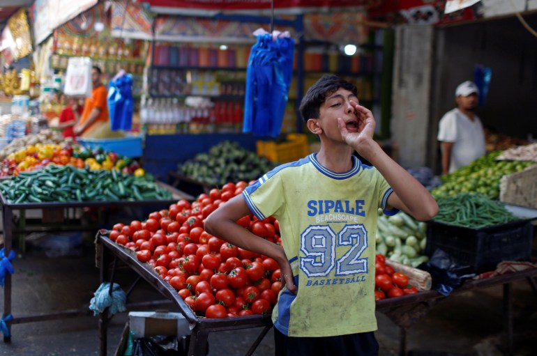 Un garçon vend des légumes sur un marché alors que les Palestiniens assouplissent les restrictions liées au coronavirus (COVID-19), dans le camp de réfugiés de Beach à Gaza, le 15 juin 2020. REUTERS/Mohammed Salem